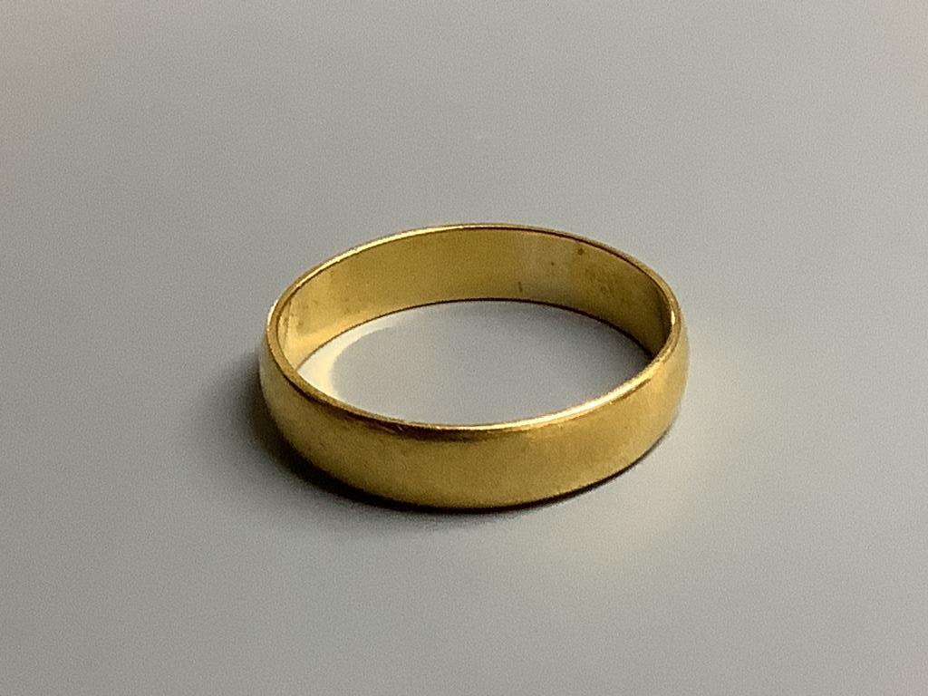 A 22ct gold wedding band